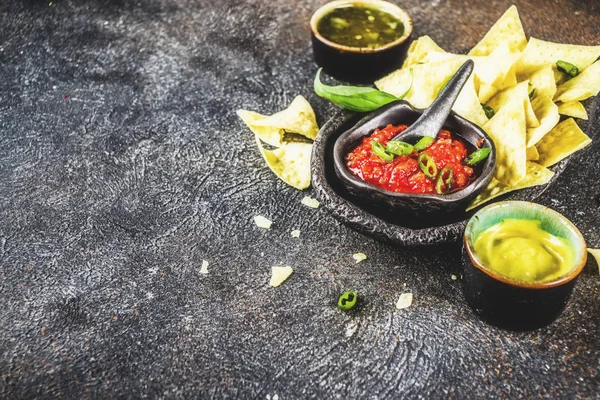 Mâncare Mexicană Gustare Nachos Salsa Sosuri Fundal Ruginit Închis Spațiu — Fotografie, imagine de stoc