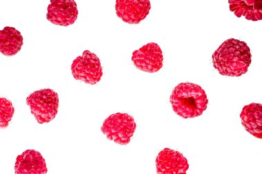 Basit desen yaratıcı düzen yukarıda beyaz izole ham taze ahududu