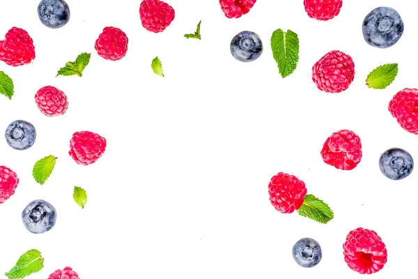 딸기와 블루베리 아이스크림 간단한 크리에이 레이아웃 — 스톡 사진