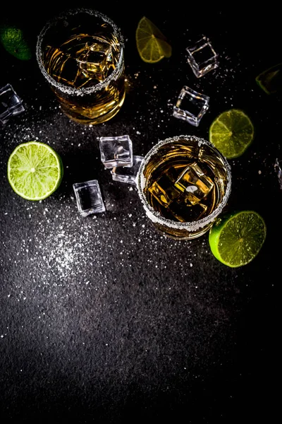 Két Tequila Lövés Pohár Sötét Háttér Jégkocka Lime Másolja Hely — Stock Fotó