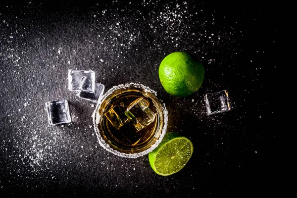 Dois Copos Tequila Fundo Escuro Com Cubos Gelo Sal Limas — Fotografia de Stock