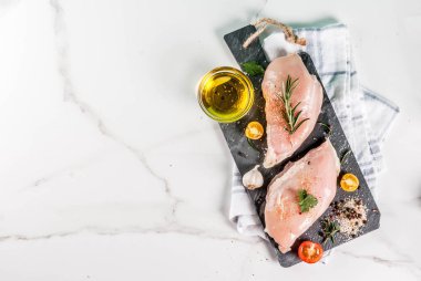 Çiğ tavuk göğsü fileto etli baharat ve zeytinyağı üstten görünüm kopya alanı