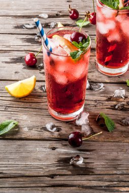 Yaz buzlu içecek içki, vişneli kola limonata ya da kokteyl eski rustik ahşap arka plan kopya alanı üzerinde uzun bardak mojito