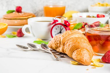 Sağlıklı kahvaltı yemek kavramı, çeşitli sabah gıda - gözleme, gözleme, kruvasan yulaf ezmesi sandviç ve granola yoğurt, meyve, meyveler, kahve, çay, portakal suyu, beyaz arka plan