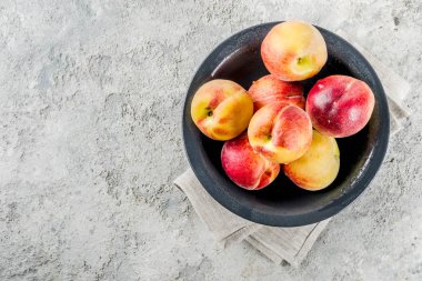 Gri beton zemin üzerine kapta çiğ Taze şeftali kopya alanı üstüne boşluk kopyalama