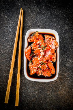 Siyah ve beyaz susam ile tepesinde Marine (Tamari, tahin, limon suyu ve bal) içinde somon balığı  