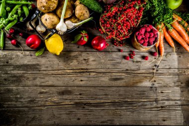 Taze yaz meyve, berry ve ahşap rustik arka plan kopya alanı yukarıdaki sebze