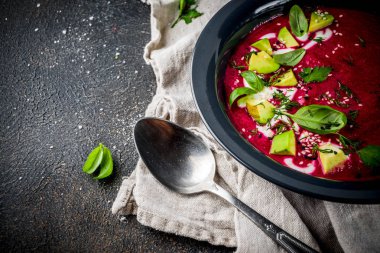 Vegan gıda, limon, avokado ve taze otlar kopya alanı üstten görünüm ile yaz soğuk pancar gazpacho çorbası