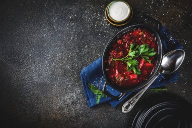 Ukraynalı Rus geleneksel sıcak yemek - Yeşiller, sarımsak, çavdar ekmeği, kopya alanı üzerinde karanlık bir tablo ile borsch çorbası