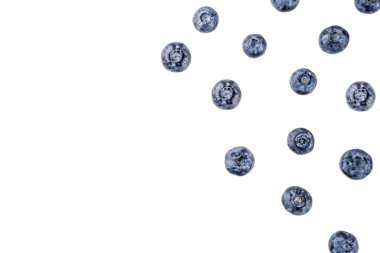 Beyaz, basit desen üstten görünüm üzerinde izole ham taze yaban mersini