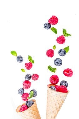 Çilek ile yaratıcı düzeni