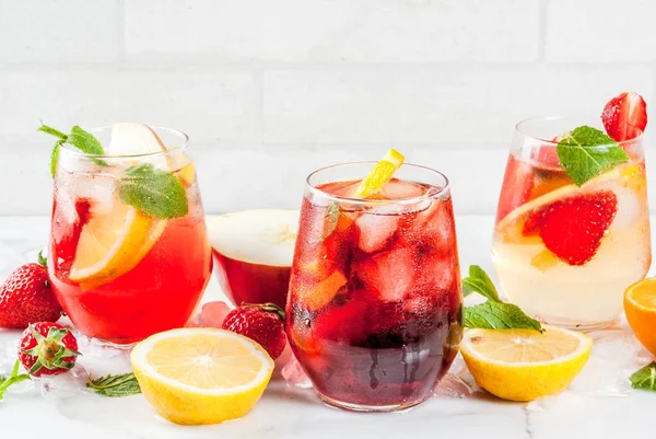 Kalte Weiße Rosa Und Rote Sangria Cocktails Mit Frischen Früchten — Stockfoto