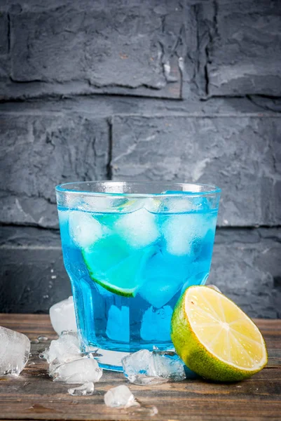 Bevanda Estiva Colorata Bevanda Analcolica Blu Laguna Ghiacciata Con Lime — Foto Stock