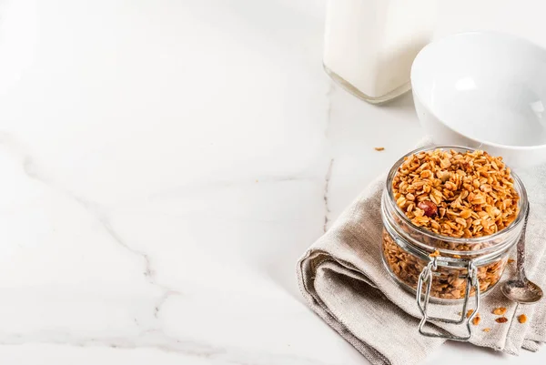 乾燥した穀物 オート麦 ライ麦 ふすま の組み合わせから自家製グラノーラ フルーツ 白い大理石の背景に新鮮な有機牛乳とナッツ — ストック写真