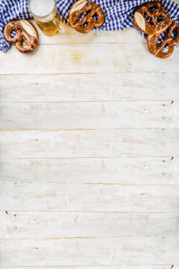 Oktoberfest yemek menüsü, krakerli bavyera sosisi, patates püresi, lahana turşusu, bira şişesi ve kupa, beyaz ahşap arka plan fotokopi alanı