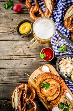Oktoberfest yemek menüsü, çubuk kraker ile Bavyera sosis püre patates, lahana turşusu, bira şişe ve kupa eski rustik ahşap arka plan, kopya alanı yukarıdaki