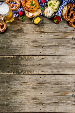 Oktoberfest yemek menüsü, çubuk kraker ile Bavyera sosis püre patates, lahana turşusu, bira şişe ve kupa eski rustik ahşap arka plan, kopya alanı yukarıdaki