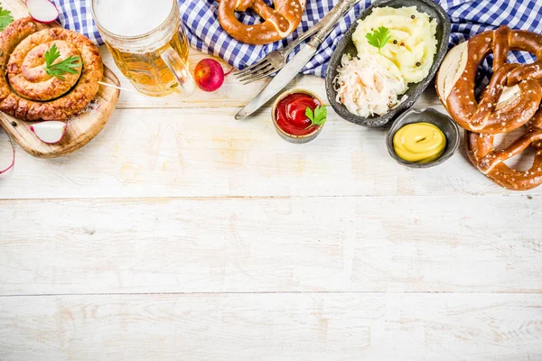 Oktoberfest Speisekarte Bayerische Würstchen Mit Brezeln Kartoffelbrei Sauerkraut Bierflasche Und — Stockfoto