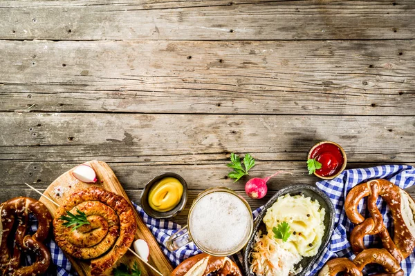 Oktoberfest Menu Alimentos Salsichas Bávaras Com Pretzels Purê Batata Chucrute — Fotografia de Stock