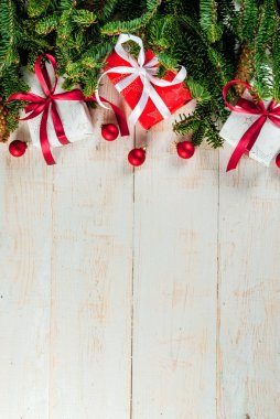 Yılbaşı yeni yıl arka plan, tebrik kartı kavramı, Festival topları, hediye kutuları ve koniler ile Noel ağacı dalları ile beyaz ahşap arka plan boşluk üst görünüm Kopyala