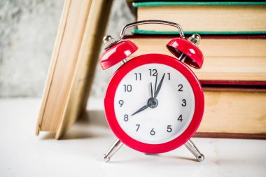 Geri Okul arka plan için eski kitaplar, çalar saat, kurşun kalem