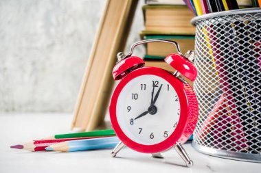 Geri Okul arka plan için eski kitaplar, çalar saat, kurşun kalem