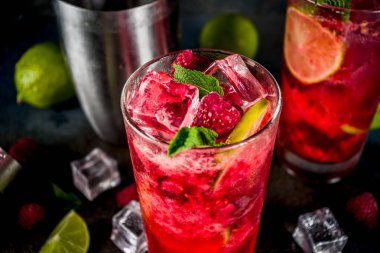 Buzlu yaz içki kokteyl, ahududu ve limon limonata taze nane ve limon, koyu mavi paslı arka plan kopya alanı ile
