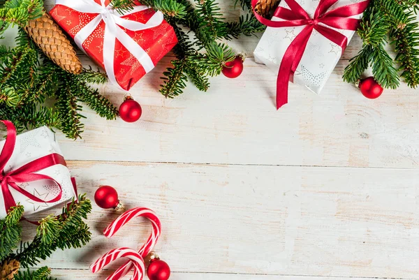 Yılbaşı yeni yıl arka plan, tebrik kartı kavramı, Festival topları, hediye kutuları ve koniler ile Noel ağacı dalları ile beyaz ahşap arka plan boşluk üst görünüm Kopyala