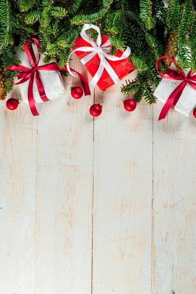 Yılbaşı yeni yıl arka plan, tebrik kartı kavramı, Festival topları, hediye kutuları ve koniler ile Noel ağacı dalları ile beyaz ahşap arka plan boşluk üst görünüm Kopyala