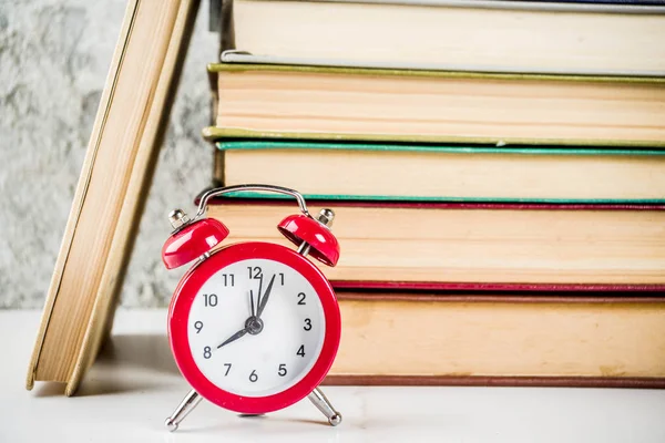 Geri Okul arka plan için eski kitaplar, çalar saat, kurşun kalem