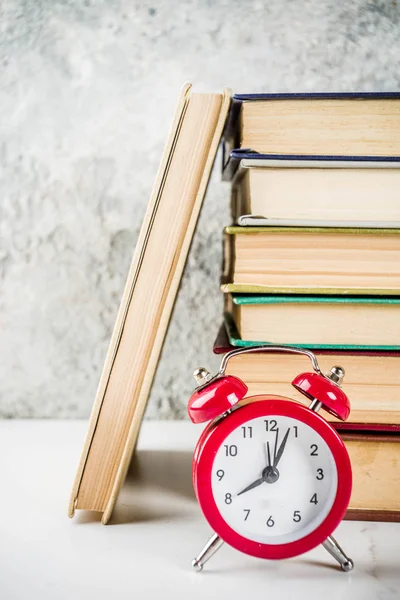 Volver Fondo Escuela Con Libros Antiguos Despertador Lápices — Foto de Stock