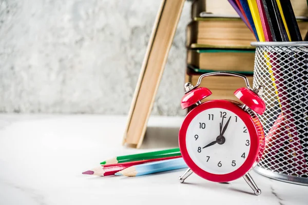 Geri Okul arka plan için eski kitaplar, çalar saat, kurşun kalem