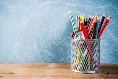 Geri kavramı kalemler ve çalar saat ahşap masa ile okul, alan kopyalamak için