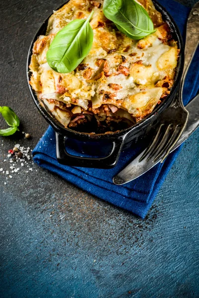 Hagyományos Olasz Ételeket Házi Lasagna Friss Bazsalikommal Sötét Kék Háttér — Stock Fotó