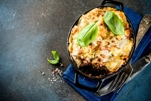 Cucina Tradizionale Italiana Lasagne Fatte Casa Con Basilico Fresco Fondo — Foto Stock