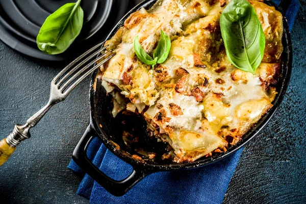 Cucina Tradizionale Italiana Lasagne Fatte Casa Con Basilico Fresco Fondo — Foto Stock