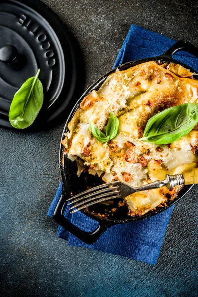 Cucina Tradizionale Italiana Lasagne Fatte Casa Con Basilico Fresco Fondo — Foto Stock