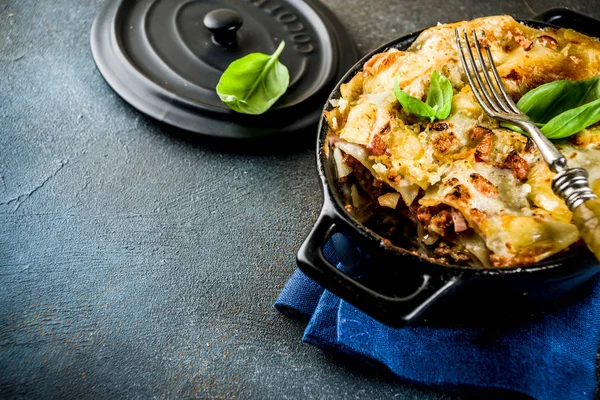 Cucina Tradizionale Italiana Lasagne Fatte Casa Con Basilico Fresco Fondo — Foto Stock