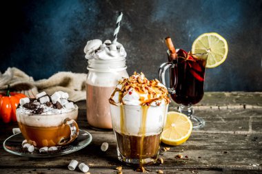 Sonbahar kış sıcak içecekler, sıcak çikolata, Sütlü Balkabağı, karamel ve fıstık kahve latte, mulled şarap, rahat koyu arka plan kopya alanı