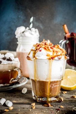 Sonbahar kış sıcak içecekler, sıcak çikolata, Sütlü Balkabağı, karamel ve fıstık kahve latte, mulled şarap, rahat koyu arka plan kopya alanı