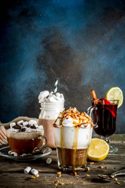 Sonbahar kış sıcak içecekler, sıcak çikolata, Sütlü Balkabağı, karamel ve fıstık kahve latte, mulled şarap, rahat koyu arka plan kopya alanı