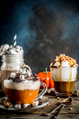 Sonbahar kış sıcak içecekler, sıcak çikolata, Sütlü Balkabağı, karamel ve fıstık kahve latte, mulled şarap, rahat koyu arka plan kopya alanı