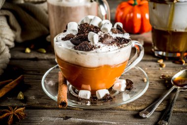 Sonbahar kış sıcak içecekler, sıcak çikolata, Sütlü Balkabağı, karamel ve fıstık kahve latte, mulled şarap, rahat koyu arka plan kopya alanı