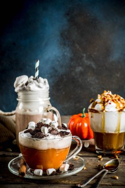 Sonbahar kış sıcak içecekler, sıcak çikolata, Sütlü Balkabağı, karamel ve fıstık kahve latte, mulled şarap, rahat koyu arka plan kopya alanı