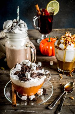 Sonbahar kış sıcak içecekler, sıcak çikolata, Sütlü Balkabağı, karamel ve fıstık kahve latte, mulled şarap, rahat koyu arka plan kopya alanı