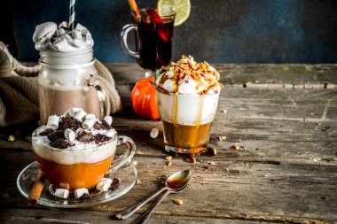 Sonbahar kış sıcak içecekler, sıcak çikolata, Sütlü Balkabağı, karamel ve fıstık kahve latte, mulled şarap, rahat koyu arka plan kopya alanı