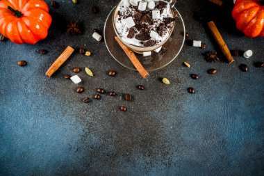 Sonbahar kış sıcak içecekler, sıcak çikolata, Sütlü Balkabağı, karamel ve fıstık kahve latte, mulled şarap, rahat koyu arka plan kopya alanı