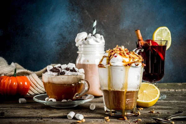 Sonbahar kış sıcak içecekler, sıcak çikolata, Sütlü Balkabağı, karamel ve fıstık kahve latte, mulled şarap, rahat koyu arka plan kopya alanı