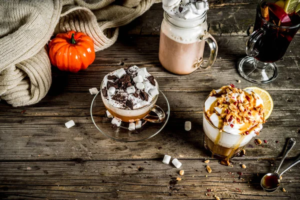 Sonbahar kış sıcak içecekler, sıcak çikolata, Sütlü Balkabağı, karamel ve fıstık kahve latte, mulled şarap, rahat koyu arka plan kopya alanı