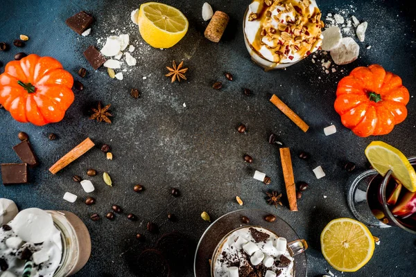 Sonbahar kış sıcak içecekler, sıcak çikolata, Sütlü Balkabağı, karamel ve fıstık kahve latte, mulled şarap, rahat koyu arka plan kopya alanı üstten görünüm